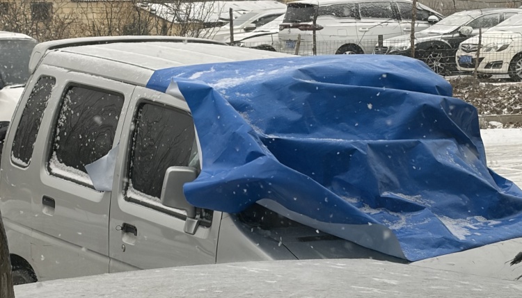 Aplicarea prelatelor PE pentru acoperirea vehiculelor pe vreme cu zăpadă